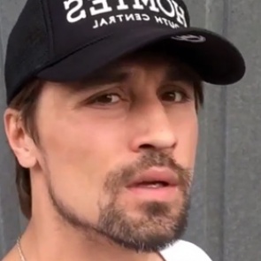 Артисты и продюсеры устроили флешмоб против продажи «Русского радио»