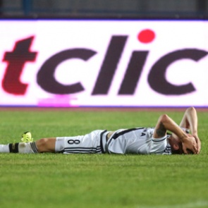 Матч Лиги Европы остановили из-за брошенного в футболиста камня