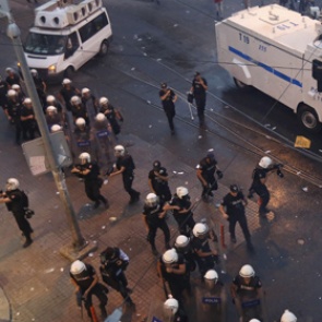 В Турции смертник подорвал полицейский участок