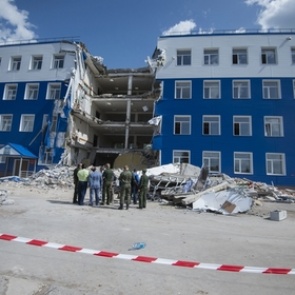 Следствие установило связь между ремонтом и обрушением казармы в Омске