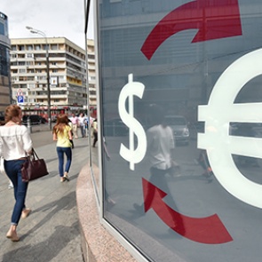 Курс доллара упал ниже 63 рублей