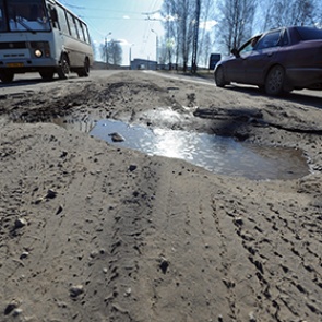 Автолюбитель из Белгородской области отсудил компенсацию за дорожную яму