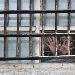 В СИЗО разрешат электрочайники и щипчики для ногтей