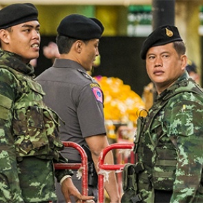 В Бангкоке неизвестный бросил бомбу в толпу людей