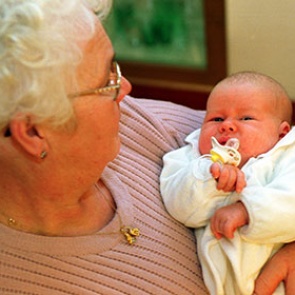 В возникновении супружеской ревности ученые обвинили бабушек