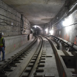 В нью-йоркском метро сошел с рельсов поезд