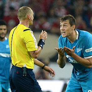 Судьи двух центральных матчей тура чемпионата России по футболу получили «неуд»