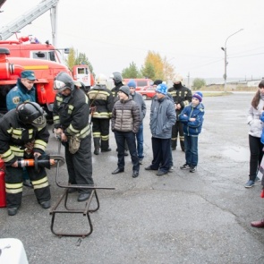 Ачинские школьники и студенты побывали в гостях у огнеборцев