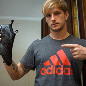 Футболистам предложили играть в бутсах без шнурков