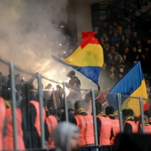 Молдавский футболист ударил по голове подающего мячи мальчика