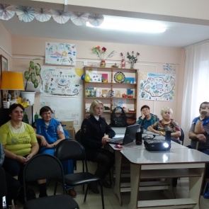 Автоинспекторы в Ачинске разъясняют пользу применения световозвращателей