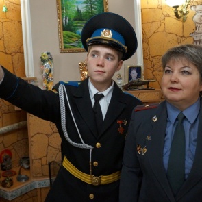 Дети сотрудников полиции подражают своим полицейским мамам