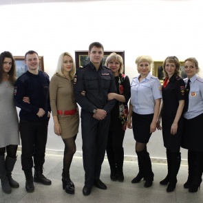 Полицейские Ачинска познакомились с картинами русских художников