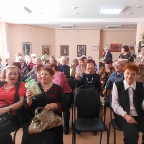 Самую прекрасную из женщин поздравили в ачинской библиотеке