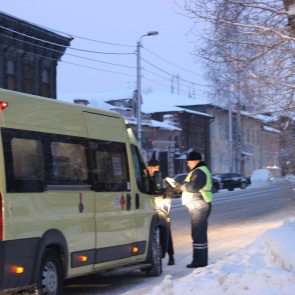 Дорожные полицейские привлекают к ответственности водителей переполненных маршруток