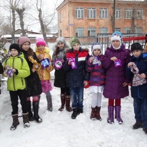 Дорожные полицейские с подшефными детьми стали участниками акции «Новогодняя мастерская игрушек»