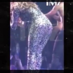 У Дженнифер Лопес разошелся по швам комбинезон на сцене