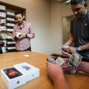 Apple отчиталась о рекордно медленном росте продаж iPhone