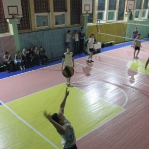 Неделя мужества: полицейские сыграли в волейбол с учащимися правового класса