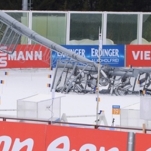 Биатлонный сезон завершился падением мачты освещения в Ханты-Мансийске