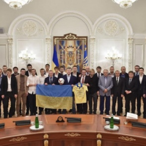 Порошенко наградил футболистов сборной Украины огнестрельным оружием