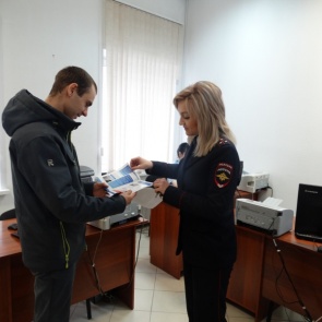 Дорожные полицейские провели акцию «Поздравляем, вы – водитель!»