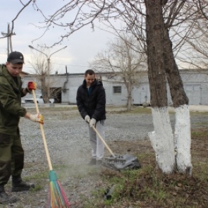 Ачинские полицейские приняли участие в общегородском субботнике