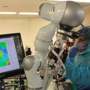 Робот-хирург впервые провел операцию на мягких тканях