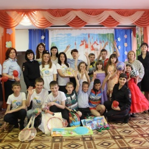 Полицейские устроили праздник для своих юных подшефных