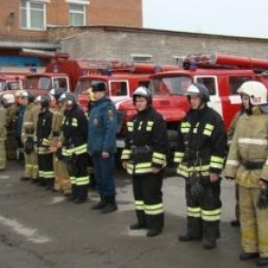 Сотрудники пожарной службы, МЧС поздравили ачинских ребят с днем защиты детей