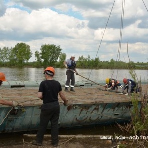 В Ачинске началась установка понтонного моста через Чулым