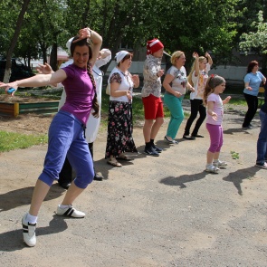 Библиотекари с ачинцами встали на зарядку
