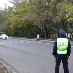 Дорожные полицейские и общественность в Ачинске провели автопробег «Дорогой безопасности едины»