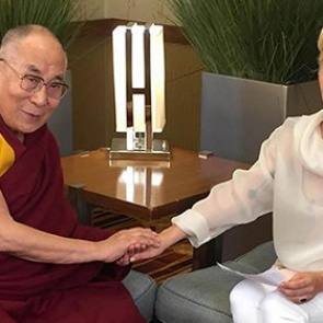 В Китае запретили Леди Гагу после ее встречи с Далай-ламой