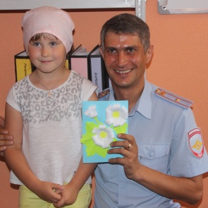 Сотрудникам полиции подарили ромашки