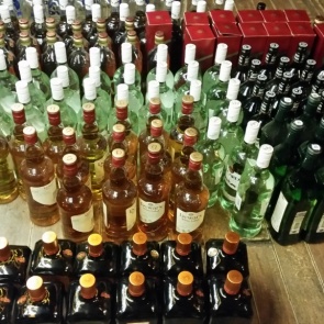 За полгода полицейские в Ачинске изъяли из незаконного оборота более 50 литров алкоголя