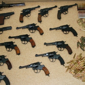 Сотрудники полиции в Ачинске проверяют владельцев оружия