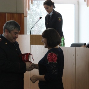 Начальник Управления организации общественного порядка вручил удостоверения ачинским народным дружинникам