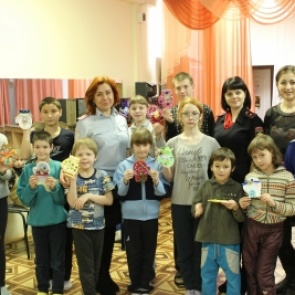 Стражи порядка провели новогоднюю мастерскую для воспитанников подшефного реабилитационного центра