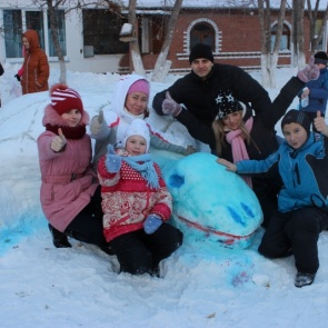 Сотрудники полиции в Ачинске построили снежный городок для воспитанников реабилитационного центра