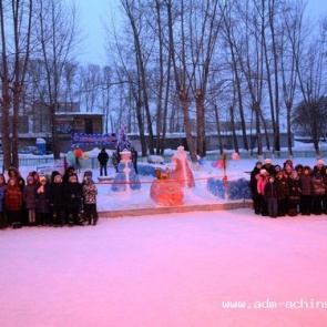 В ачинской школе построили необычный снежный городок