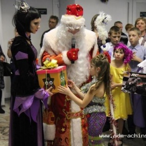 Более 70 нуждающихся детей получили подарки от Деда Мороза