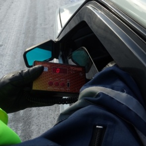 Дорожные полицейские в Ачинске выявили около 20 водителей автомобилей с тонированными стеклами