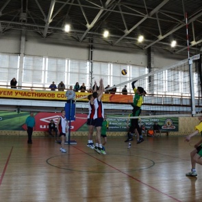 10 команд волейболистов сражаются за кубок председателя Ачинского горсовета