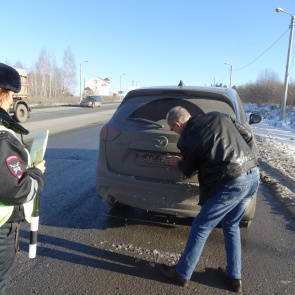 Дорожные полицейские в Ачинске ориентированы на выявление грязных номеров
