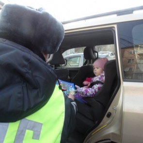 Дорожные полицейские в Ачинске провели акцию «Ребенок – пассажир"