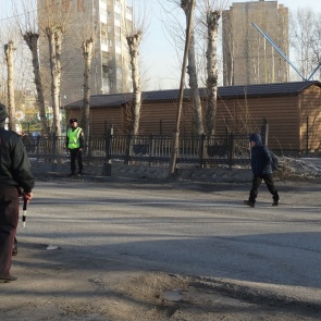 Автополицейские призывают водителей и пешеходов к внимательности в процессе дорожного движения