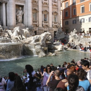 Туристы бросили в римский фонтан Треви 1,4 миллиона евро за год
