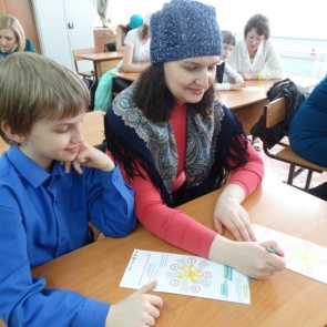 Госавтоинспекторы и родительский актив в Ачинске дали старт Всероссийской семейной эстафете «Сохрани жизнь!#Сбавь скорость»