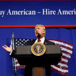 Трамп подписал указ «Покупай американское и нанимай американцев»